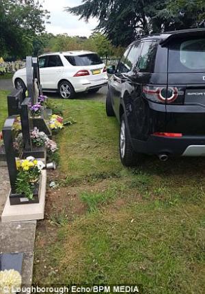 Nesimţire fără limite! Şoferul unui Range Rover şi-a parcat bolidul pe... morminte - GALERIE FOTO