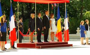 Preşedintele Franţei a ajuns în România! Emmanuel Macron, primit de preşedintele Iohannis la Palatul Cotroceni (VIDEO)