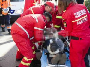 OROARE într-o cofetărie din Argeş! O femeie a fost atacată şi ÎNJUNGHIATĂ ÎN GÂT de un bolnav psihic. Victima a murit la spital