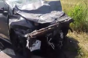 ACCIDENT TERIBIL cu trei maşini, la ieşirea din TImişoara! Un MORT şi mai mulţi RĂNIŢI, după un impact devastator. Una dintre maşini s-a rupt în două! (VIDEO)