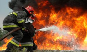 STARE DE ALERTĂ într-o localitate din România, după ce o GROAPĂ de GUNOI cu substanţe PERICULOASE arde de o săptămână!