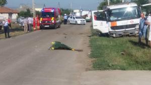 ACCIDENT CUMPLIT în Botoşani! O maşină plină cu butelii a LOVIT MORTAL un bicilist, la Prăjeni! S-a stins în braţele medicilor (IMAGINI DRAMATICE)