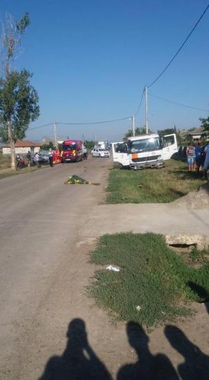 ACCIDENT CUMPLIT în Botoşani! O maşină plină cu butelii a LOVIT MORTAL un bicilist, la Prăjeni! S-a stins în braţele medicilor (IMAGINI DRAMATICE)