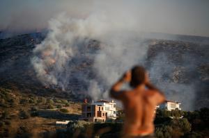Trei pompieri au fost RĂNIŢI, zeci de case sunt evacuate lângă Atena, unde un incendiu de vegetaţie face ravagii VIDEO