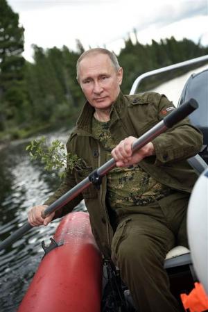 Imagini surprinzătoare cu Vladimir Putin. Cum a fost surprins preşedintele rus în timul unei excursii în Siberia (FOTO)