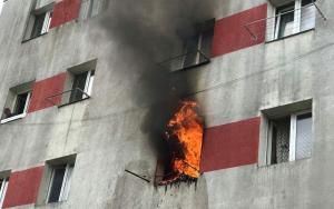 Incendiu VIOLENT la un bloc din Dej. Toți locatarii au fost evacuați, intervenție în forță a pompierilor, mai multe persoane transportate de urgență la spital (VIDEO)