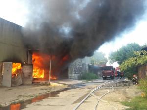 Incendiu VIOLENT la Galaţi, la o hală de producţie de peturi. Flăcările s-au EXTINS la un restaurant din apropiere VIDEO