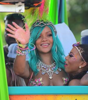 Rihanna face ravagii pe internet! Artista a publicat fotografii în costumul sumar pe care îl va purta la un festival din Barbados (GALERIE FOTO)