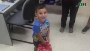 Video emoţionant: întâlnirea-surpriză dintre un băieţel român şi doi poliţişti care l-au salvat în mod miraculos de la înec