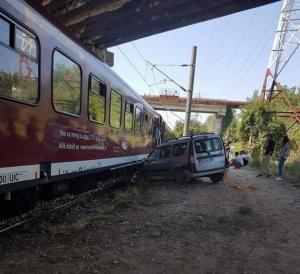 Accident INCREDIBIL la Ploieşti, unde o maşină a rămas suspendată pe şine şi a fost IZBITĂ în plin de tren (VIDEO)