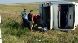 Un autobuz plin cu pasageri S-A RĂSTURNAT în Ialomiţa, aproape de Munteni Buzău! Şase victime au fost preluate de echipajele SMURD