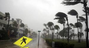 ALERTĂ MAXIMĂ, uraganul IRMA loveşte cu putere Florida. Milioane de oameni au plecat din calea furtunii, aproape 200.000 au decis să rămână şi se află în adăposturi