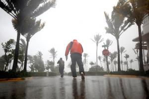 ALERTĂ MAXIMĂ, uraganul IRMA loveşte cu putere Florida. Milioane de oameni au plecat din calea furtunii, aproape 200.000 au decis să rămână şi se află în adăposturi