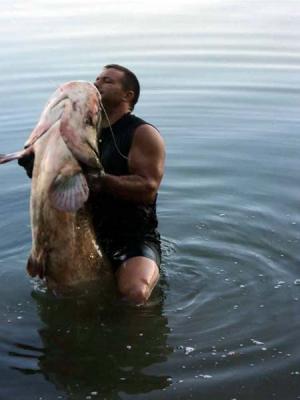 Un pescar a reușit să prindă un MONSTRU în DUNĂRE! Cum arată GIGANTUL care a primit sute de like-uri pe Facebook