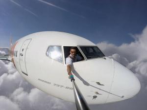 Selfie-urile unui pilot de avion au stârnit DISPUTE APRINSE pe internet! Adevărat sau fals?