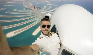 Selfie-urile unui pilot de avion au stârnit DISPUTE APRINSE pe internet! Adevărat sau fals?
