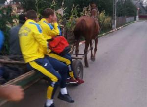 IMAGINEA ZILEI. Fotbaliștii din orașul președintelui FRF au plecat de la meci cu... căruța - GALERIE FOTO