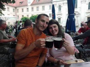 Povestea DRAMATICĂ a doi soţi care au murit în tragicul accident din Austria: veneau în România pentru a fi naşii unor prieteni - GALERIE FOTO