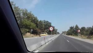 TEROAREA GALBENĂ a apărut pe drumul european 584 Braila-Slobozia. Şoferul unei Dacii 1310 a luat-o pe unde a vrut el (VIDEO)
