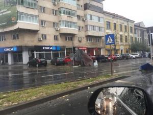 ALERTĂ METEO! ANM anunță COD PORTOCALIU de fenomene periculoase. VIJELIA a smuls copaci, acoperișuri și panouri publicitare la Timișoara (FOTO)