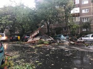DEZASTRU în vestul țării după furtunile de ieri! 8 oameni AU MURIT, 137 au fost răniți. 300 de copaci au fost doborâți și sute de acoperișuri au fost smulse de rafalele de vânt (FOTO, VIDEO)