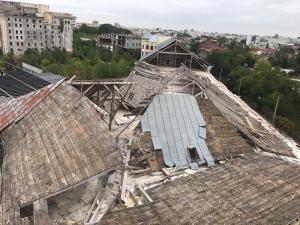 Pericol la București! Acoperişul fostei fabrici de bere Rahova a căzut pe carosabil (FOTO)