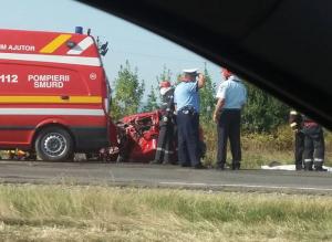 Şoferul unui Matiz A MURIT, după ce s-a izbit de un TIR, maşina sa fiind făcută praf