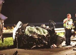 CARNAGIU PE AUTOSTRADĂ! Un şofer de TIR care a condus pe CONTRASENS a omorât trei oameni - FOTO/VIDEO