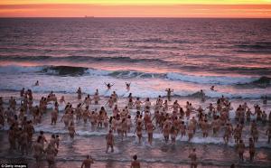 Sute de oameni complet DEZBRĂCAŢI au participat la o cursă inedită de înot - GALERIE FOTO