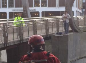 SCENĂ IREALĂ în Anglia! Un român fără adăpost STRIGĂ DISPERAT după ajutor, ameninţând că se aruncă de pe pod. Zeci de britanici îl ÎNCURAJEAZĂ să sară! (VIDEO)
