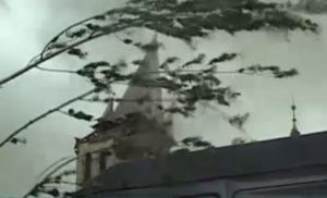 Video terifiant: o biserică din Timiş e distrusă de furtună