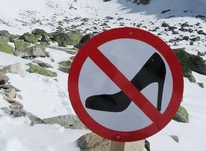 Interzis cu tocuri pe munte - un nou semn de circulație montat în munți de teama domnișoarelor care se cred în club!