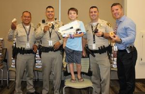 Emoționant! Un copil de 9 ani și-a propus să le mulțumească TUTUROR polițiștilor din SUA, oferindu-le gogoși și cafea. Până acum a cumpărat 28.000 de gogoși (VIDEO)