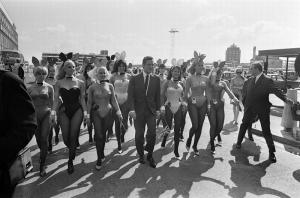 Bărbatul cu 1000 de femei! Cum se distra Hugh Hefner în anii săi de glorie. IMAGINI de arhivă cu creatorul Playboy