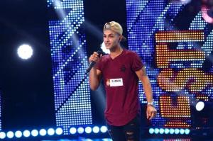 Surpriză emoţionantă la X Factor! Un concurent şi-a regăsit mama biologică, după ce a urcat pe scena emisiunii