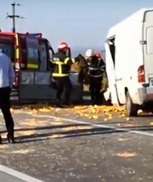 Accident MORTAL la ieşire din Vrancea! Impact DEVASTATOR între un microbuz și o mașină încărcată cu porumb (VIDEO)