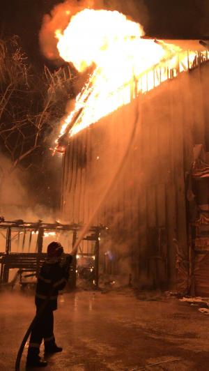Incendiu violent la un azil de bătrâni din București. O persoană a murit, alte 19 intoxicate cu fum! Ancheta scoate la iveală o serie de nereguli revoltătoare