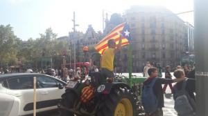 SCENE ULUITOARE în Catalonia, cu câteva ore înaintea referendumului interzis! Poliția a ÎNCHIS mii de şcoli în care au fost organizate secţii de vot. Cum se apără catalanii (VIDEO)
