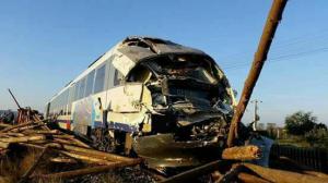 Grav ACCIDENT FEROVIAR la Reghin! Sunt VICTIME, după ce un tren şi un camion s-au IZBIT pe calea ferată