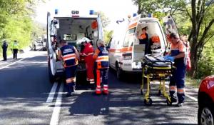 ACCIDENT cu 20 de victime în Maramureş, în Pasul Mesteacăn! Un şofer a evitat un stâlp căzut pe drum şi a zburat cu autocarul în pădure! IMAGINI DRAMATICE
