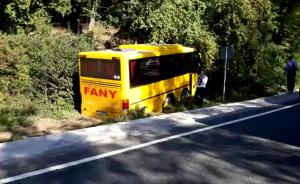 ACCIDENT cu 20 de victime în Maramureş, în Pasul Mesteacăn! Un şofer a evitat un stâlp căzut pe drum şi a zburat cu autocarul în pădure! IMAGINI DRAMATICE