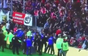 ALERTĂ în Franța! Un stadion a fost EVACUAT de urgență după un INCIDENT petrecut în tribune.18 persoane au fost rănite (VIDEO)
