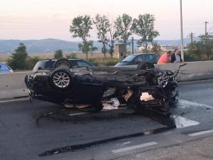 TRAGEDIE LA NUNTĂ. Doi morţi după ce un BMW a 'zburat' peste parapeţii despărţitori: 'Parapetul s-a transformat într-o rampă de lansare!'