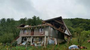Case DISTRUSE, copaci puşi la pământ şi acoperişuri smulse! Furtuna a făcut PRĂPĂD în zeci de localităţi din ţară - FOTO