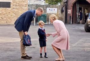 Imagini adorabile: Prinţul George al Marii Britanii, dus de mână de tatăl său în prima zi de şcoală