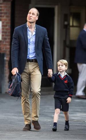 Imagini adorabile: Prinţul George al Marii Britanii, dus de mână de tatăl său în prima zi de şcoală