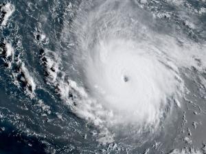 Au zburat în inima uraganului IRMA! Imagini INCREDIBILE surprinse din miezul celui mai intens ciclon tropical din ISTORIE (VIDEO)