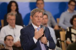Fostul premier Dacian Cioloş, implicat într-un accident rutier în Dâmboviţa. PRIMELE IMAGINI de la locul incidentului