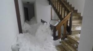 Nordul Italiei, paralizat de ninsori! Sate îngropate în zăpadă, mii de oameni evacuaţi. O avalanşă puternică a lovit o clădire, în oraşul Sestriere (Video dramatic)
