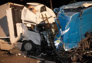 Un şofer român de camion a murit strivit în cabină, după impactul frontal cu un TIR, în Italia (foto)